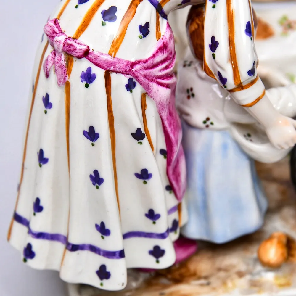 Редкость! Антикварная Фарфоровая Статуэтка «КОРМЛЕНИЕ КУР», Aсkermann & Fritze Германия.