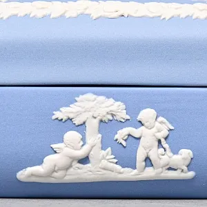 Шкатулка - Бонбоньерка «Музы и поклонники», фарфор ВЕДЖВУД / WEDGWOOD, Англия, вторая половина ХХ века.