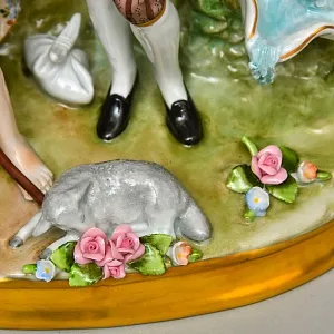 Коллекционная Фарфоровая статуэтка «Игра на волынке», SITZENDORF Германия.