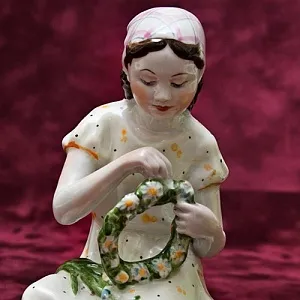 РЕДКОСТЬ!! Фарфоровая Статуэтка «Девочка с венком», ЛФЗ СССР - 1955 год.