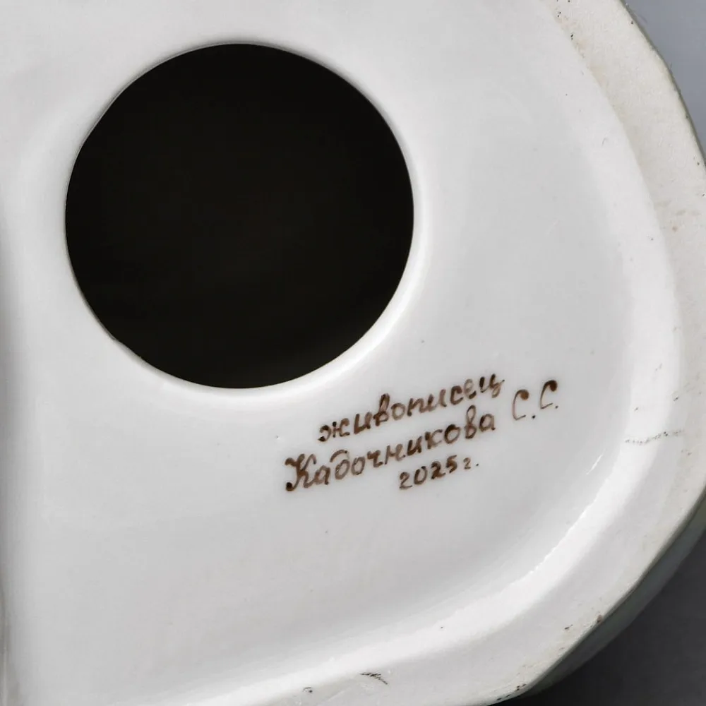 Авторская Коллекционная Фарфоровая Статуэтка «Рыбак на зимней рыбалке», Россия.