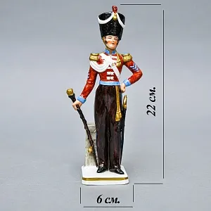 Коллекционная Фарфоровая статуэтка «Солдаты Британской армии. Тамбур - майор», SITZENDORF Германия.