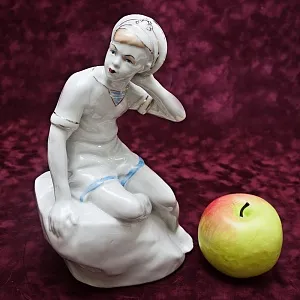 Фарфоровая Статуэтка «Петя Бачей», Городницкий Фарфоровый завод - СССР - 1957 год.