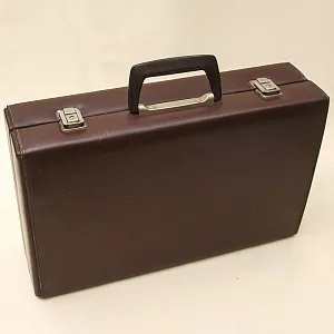 Редкость! Винтажные Коллекционные Оловянные «ШАХМАТЫ» в кожаном кейсе, Германия 60 гг.