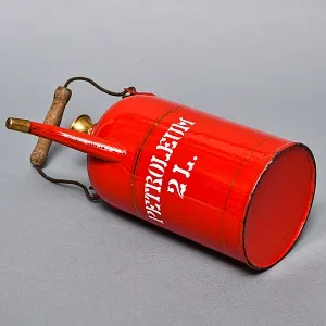 Антикварная Канистра для бензина - Эмалированный Бидон на 2 литра, Германия начало ХХ века.