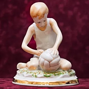 Фарфоровая статуэтка «Мальчик, надувающий мяч», «Красный фарфорист» Чудово, СССР -1956 год. 