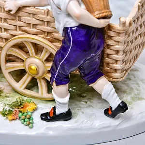 Коллекционная Фарфоровая статуэтка «Сбор винограда», Германия - вторая половина ХХ века. 