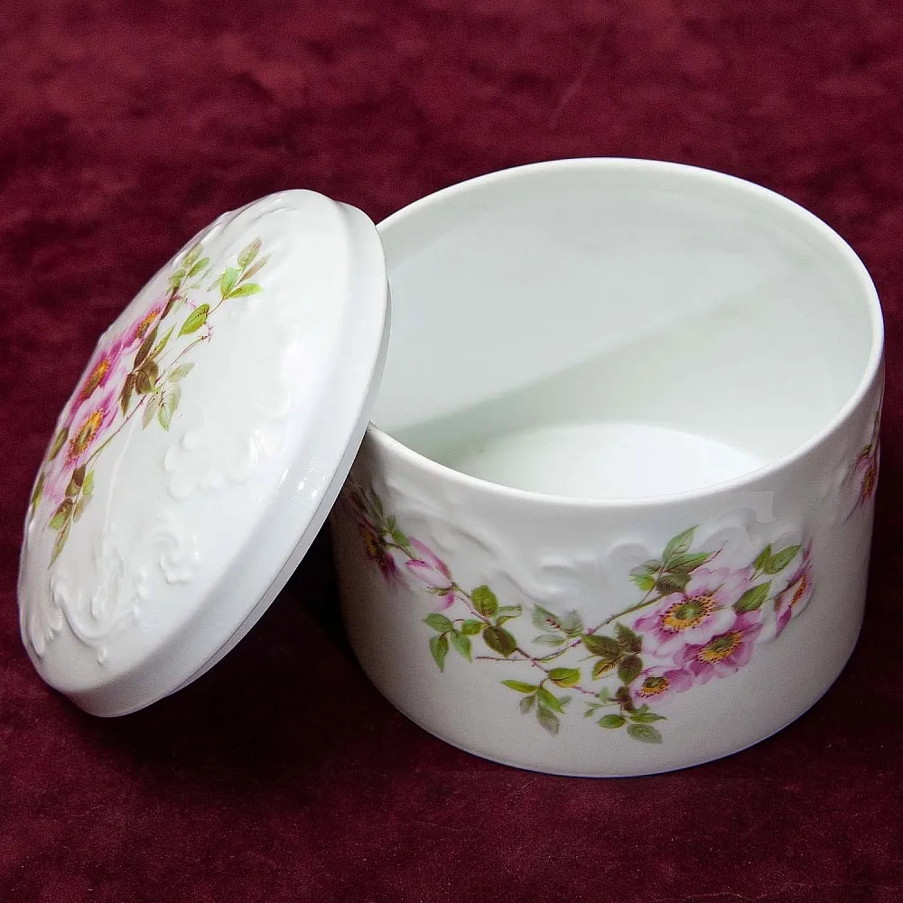 Бонбоньерка - Шкатулка «Шиповник», Фарфор Лимож Limoges Франция -1979 -1989 годы.