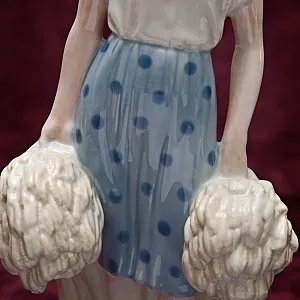 Редкость!!!  Фарфоровая Статуэтка «Девушка со снопами» Рижский ФЗ - CCCР -1956 год.