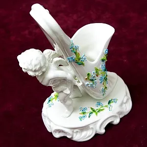 Антикварная Вазочка - Статуэтка «Путти с туфелькой», Фарфор SITZENDORF Германия 1880-1900 годы.