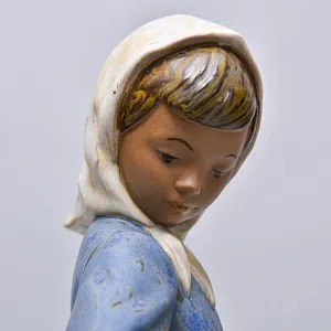 Коллекционная Фарфоровая статуэтка «Девочка с двумя корзинками», NAO by Lladro серия Грес, Испания.