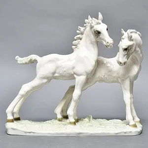 Коллекционная статуэтка «Лошади - Играющие Жеребята», Фарфор Hutschenreuther Германия, 1965 год.