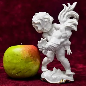 Авторская Фарфоровая Статуэтка «Путти с петухом», Hutschenreuther, Германия - 1955 год.