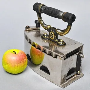 Старинный Никелированный Угольный Чугунный Утюг Германия начало ХХ века.