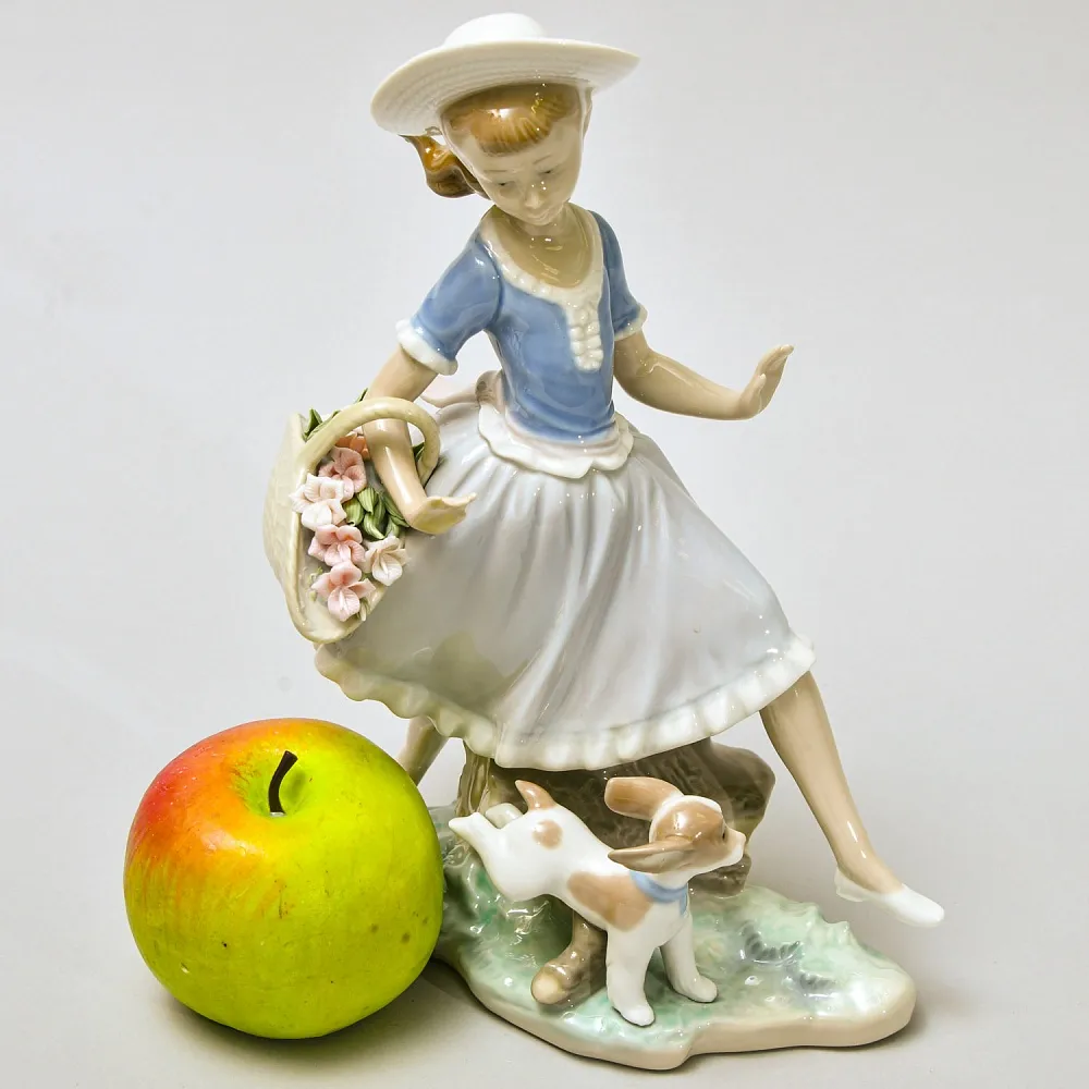 Авторская Фарфоровая Статуэтка «Девочка с цветами и cобака», Lladro Испания - 1974 год.
