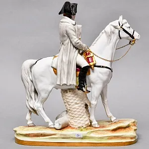 Редкая Коллекционная статуэтка «Наполеон Бонапарт на коне», Фарфор Scheibe - Alsbach Германия.