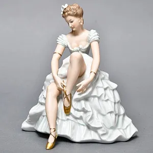 Коллекционная Фарфоровая Статуэтка «Балерина, завязывающая пуанты», WALLENDORF Германия.