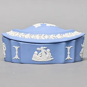 Шкатулка - Бонбоньерка «Мотив с Путти», фарфор ВЕДЖВУД / WEDGWOOD, Англия, вторая половина ХХ века.