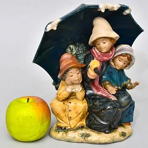 Коллекционная Фарфоровая статуэтка «Трое под зонтом». Грес Lladro Испания, 1978 - 1988 годы.