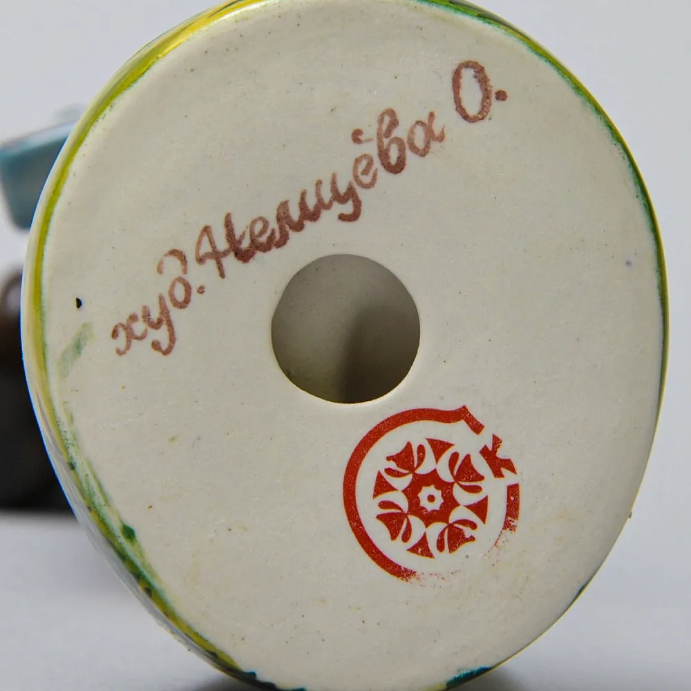 Авторская Коллекционная Фарфоровая Статуэтка «Школьница - Пионерка с портфелем», Россия.