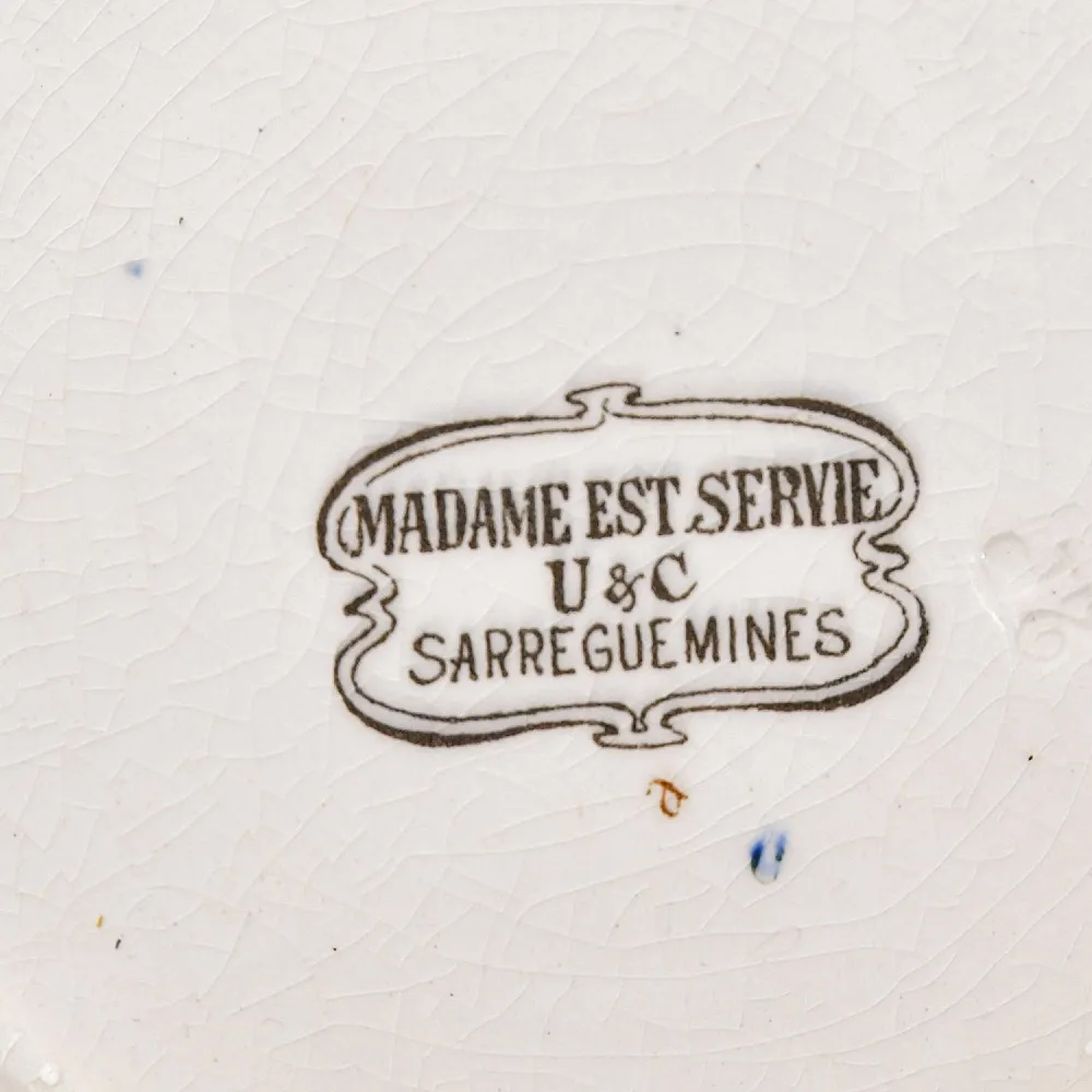 Антикварная Тарелка «Размышления перед банкетом. Недоумение», Фаянс Sarreguemines, Франция конец XIX века.