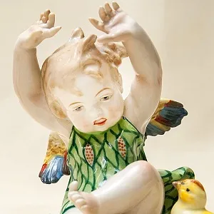 Коллекционная Фарфоровая статуэтка «Девочка-Ангел и Цыпленок» SANDIZELL Германия.
