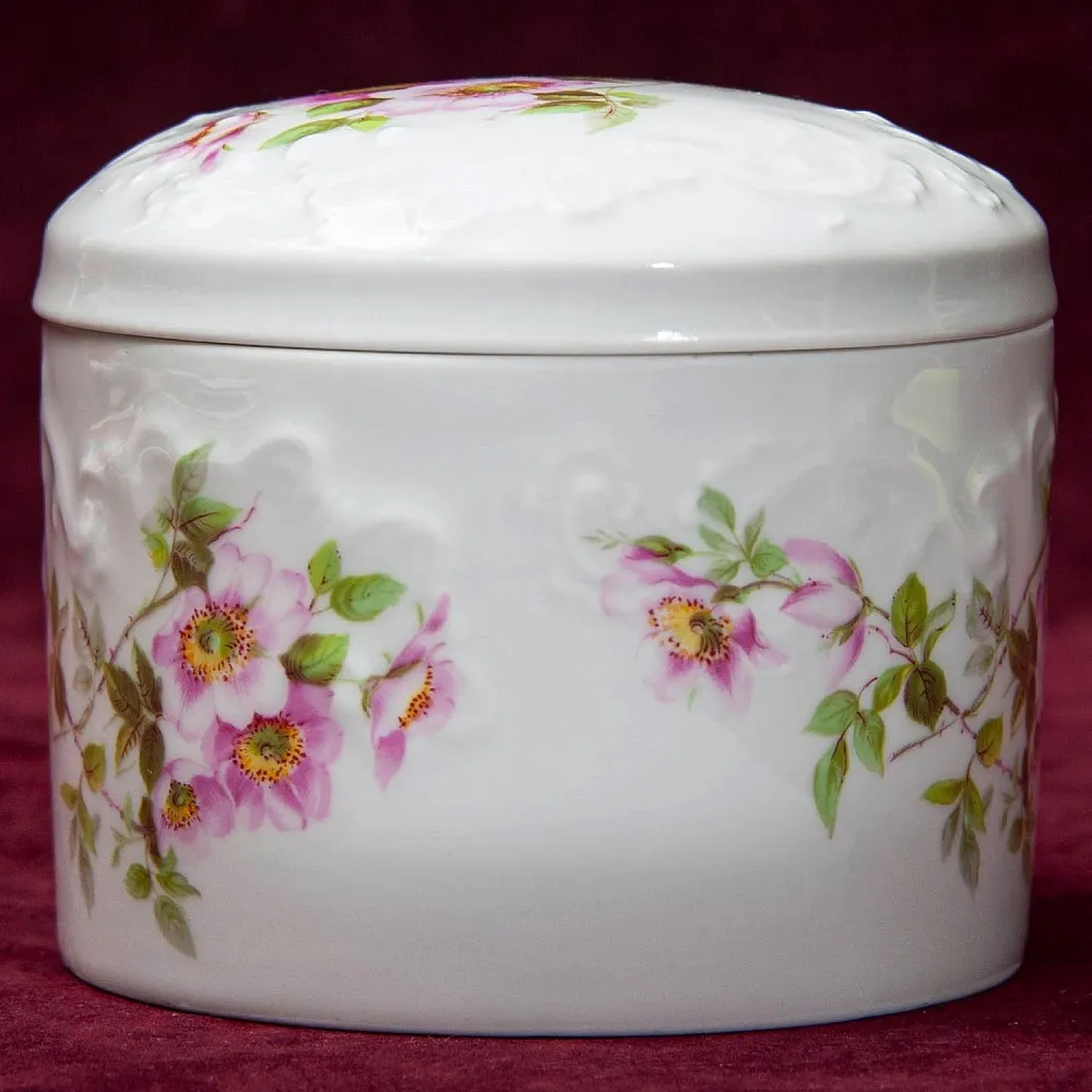 Бонбоньерка - Шкатулка «Шиповник», Фарфор Лимож Limoges Франция -1979 -1989 годы.