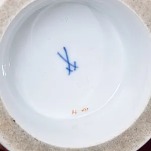 Коллекционная Фарфоровая Ваза «ШИПОВНИК» Н -19 см., MEISSEN Германия, первая половина ХХ века.