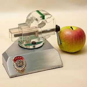 Настольный Сувенир - Памятный Подарок - «Слесарные Тиски» Металл, Оргстекло - СССР - 70 гг.