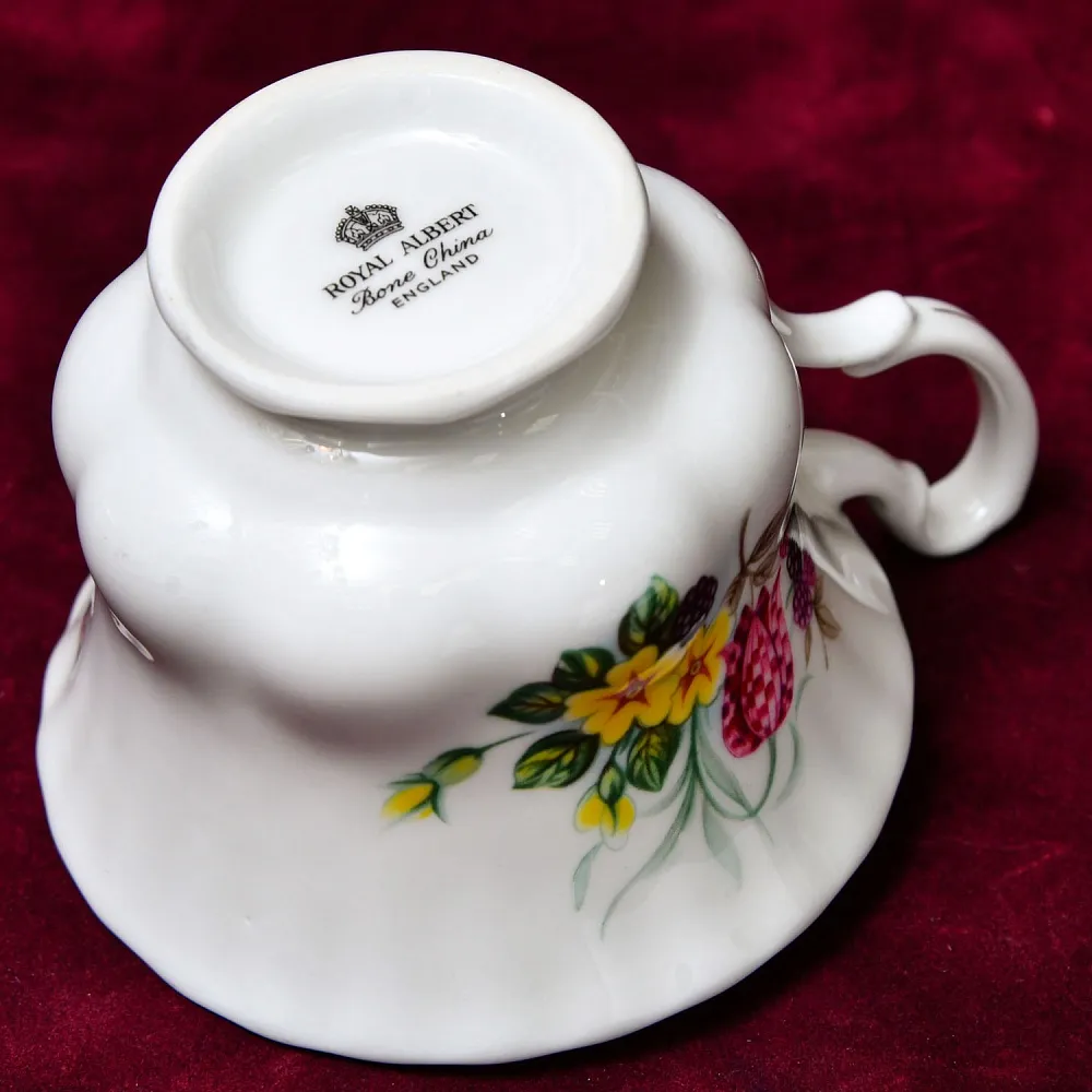 Коллекционная Фарфоровая Чайная пара «Летнее Утро», ROYAL ALBERT Англия, вторая половина ХХ века.