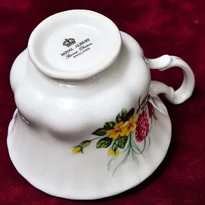 Коллекционная Фарфоровая Чайная пара «Летнее Утро», ROYAL ALBERT Англия, вторая половина ХХ века.