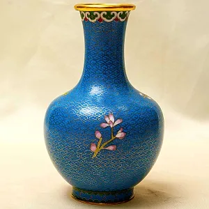 Шикарная Ваза «Сакура в цвету» в технике « Клуазоне» Китай 50 -е годы ХХ века.