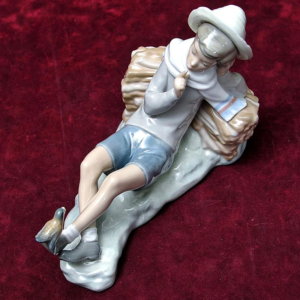 Коллекционная Фарфоровая статуэтка «Мальчик с птицей», Lladro Испания - 1970 год.