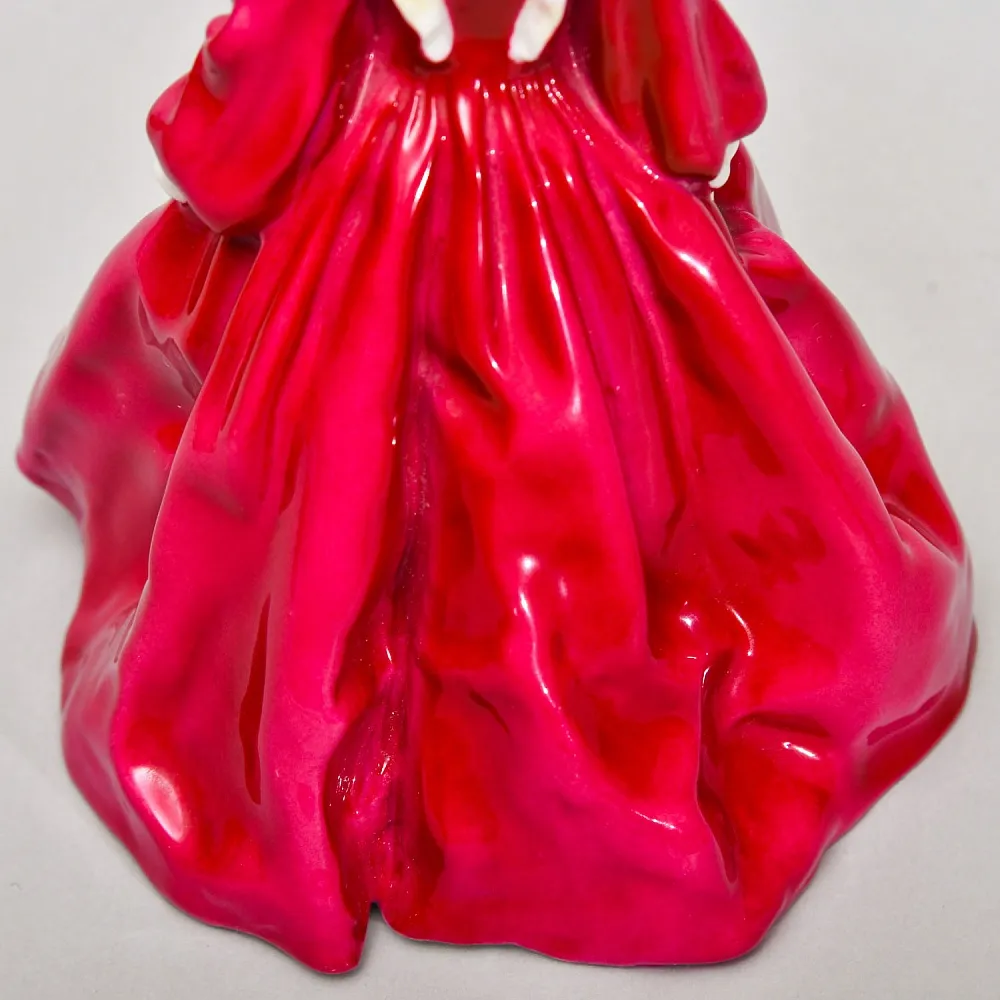 Коллекционная Фарфоровая статуэтка «Бабушкино платье», Royal Worcester Англия.