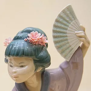 Коллекционная Фарфоровая статуэтка «Гейша с веерами» Н - 29 см. Lladro, Испания - 1978 год.