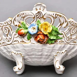 Фарфоровая Сухарница - Конфетница на ножках «Букет с розами», SP Dresden / Potschappel Германия.