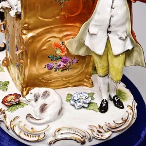 Антикварная Фарфоровая статуэтка «Дама в золотом портшезе», Carl Thieme Германия, 1864 - 1888 годы. 