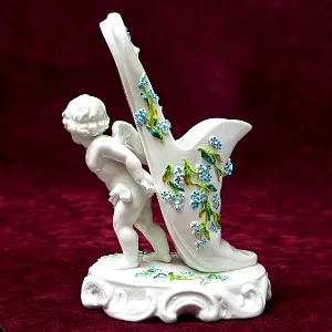 Антикварная Вазочка - Статуэтка «Путти с туфелькой», Фарфор SITZENDORF Германия 1880-1900 годы.