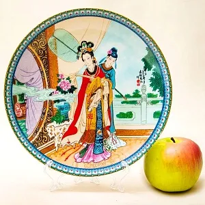 Коллекционная Тарелка - Блюдо «Госпожа и Служанка» Фарфор, Китай -1986 год.