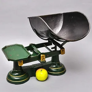 Большие Антикварные Чугунные Кухонные Весы с чашкой для сыпучих продуктов, Англия начало ХХ века.