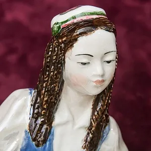 Коллекционная статуэтка - мелочевница «Узбечка с ковром», Фаянс ЗиК Конаково СССР, 1952 - 1962 годы. 