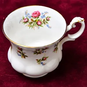 Коллекционная Фарфоровая Кофейная пара «Очарование», ROYAL ALBERT Англия, вторая половина ХХ века.