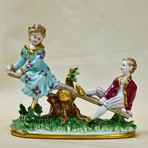 Коллекционная Фарфоровая Статуэтка «Дети на Качелях», Германия, вторая половина ХХ века.