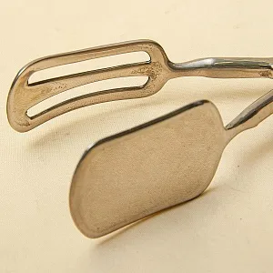 ВИНТАЖНЫЕ СЕРВИРОВОЧНЫЕ ЩИПЦЫ . Металл Silverplate, Англия середина ХХ века.