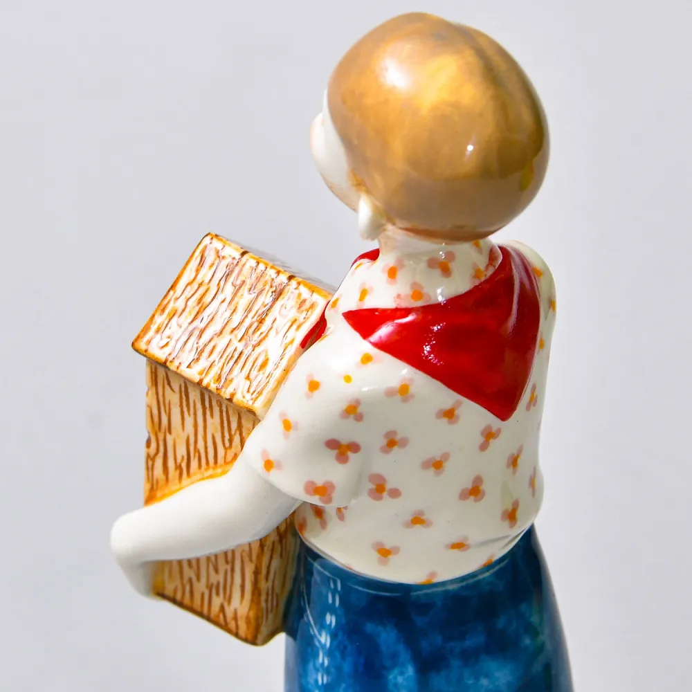 Авторская Коллекционная Фарфоровая Статуэтка «Пионер со скворечником», Россия.