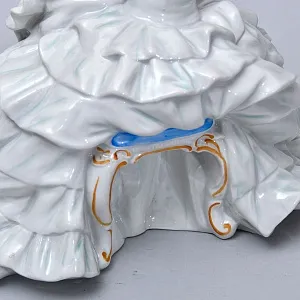 Большая Фарфоровая статуэтка «Балерина, завязывающая пуанты», Н-24 см. Schau Bach Kunst  Германия.