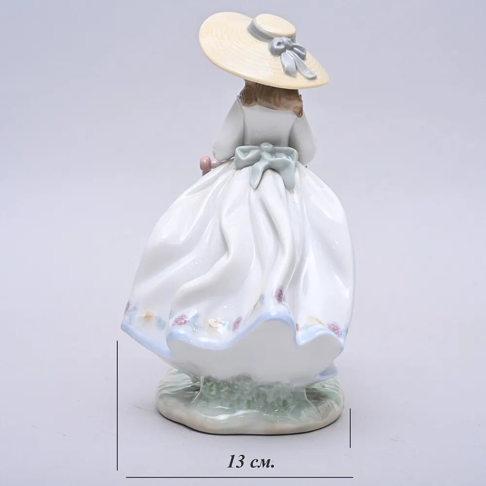 Авторская Фарфоровая статуэтка «Девочка с тележкой цветов и котятами», Lladro Испания.