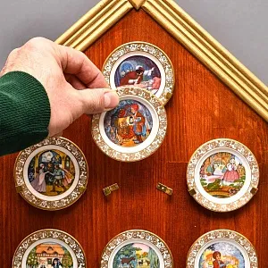 Набор Фарфоровых тарелок «Домик сказок», The FRANKLIN Porcelain США - 1979 год.