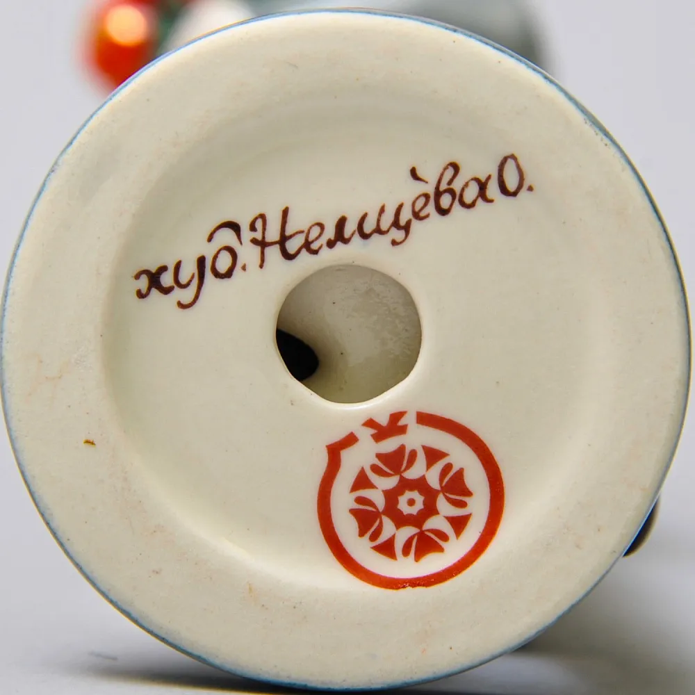 Авторская Коллекционная Фарфоровая Статуэтка «Школьник с букетом тюльпанов», Россия.