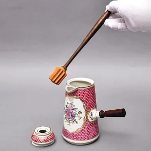 Фарфоровый Кувшин - Чайник для подачи горячего шоколада «ЦВЕТЫ» с лопаткой, Франция - середина ХХ века.